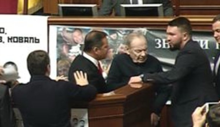"Те що ви робите, Юля, це нечесно", - Ляшко умовляє Шухевича не зачитувати з трибуни ВР постанову про імпічмент від "помічників Медведчука". ВIДЕО