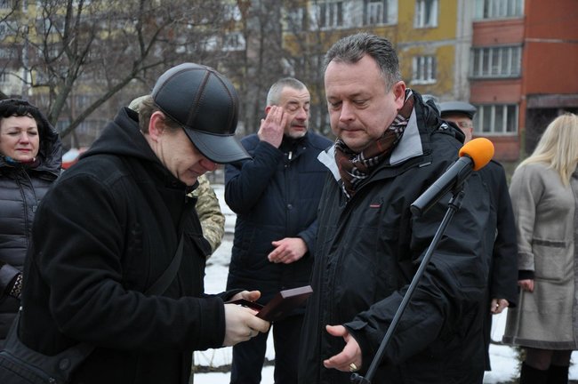 Учасники АТО та мешканці Києва поклали на Троєщині квіти до памятника Воїну-добровольцю 41