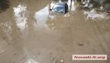 Десятки автомобілів потонули після зливи в Миколаєві. ФОТОрепортаж