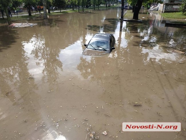 Десятки автомобілів потонули після зливи в Миколаєві 11
