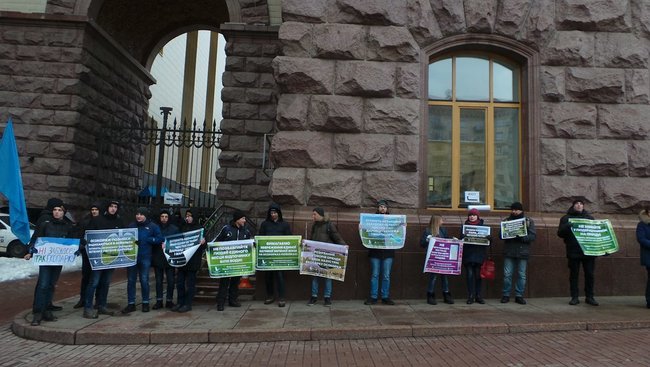 Людям потрібен парк, а не бетонне гетто, - активісти пікетують Київраду з вимогою створити екопарк на Осокорках 09