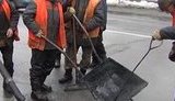 "Это до тепла, а потом будем по новой делать", - украинские дорожные "специалисты" асфальт закатывают прямо в лужи. ВИДЕО