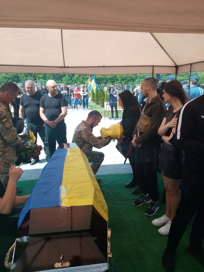 С погибшим при пожаре в блиндаже воином 58-й ОМПБр Николаем Лебидем простились в Кременчуге 02
