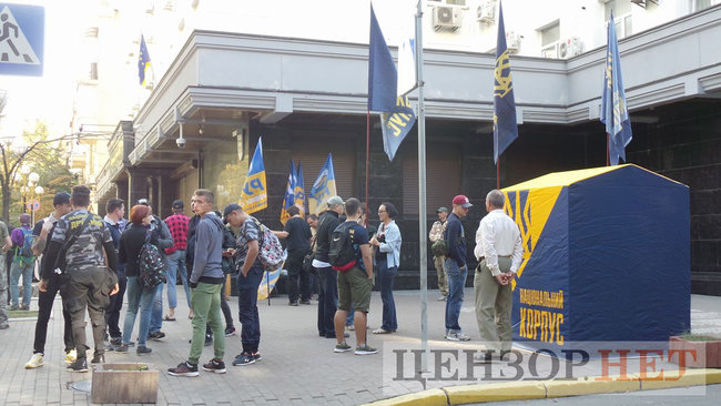 ФСБ+ГПУ=дружба?: активісти пікетують ГПУ проти екстрадиції в РФ Тумгоєва 06