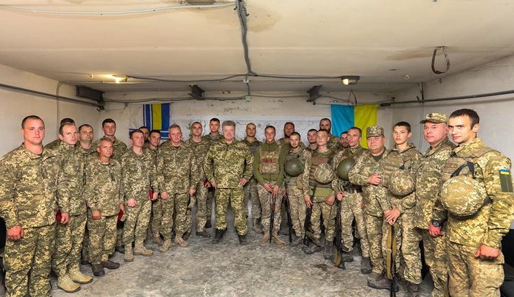 Порошенко побував у Широкиному на передових позиціях морських піхотинців. ФОТОрепортаж