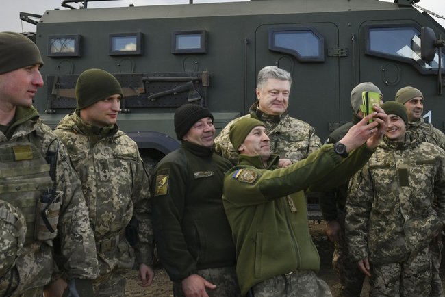 Порошенко посетил позиции 79-й ОДШБр на передовой 07