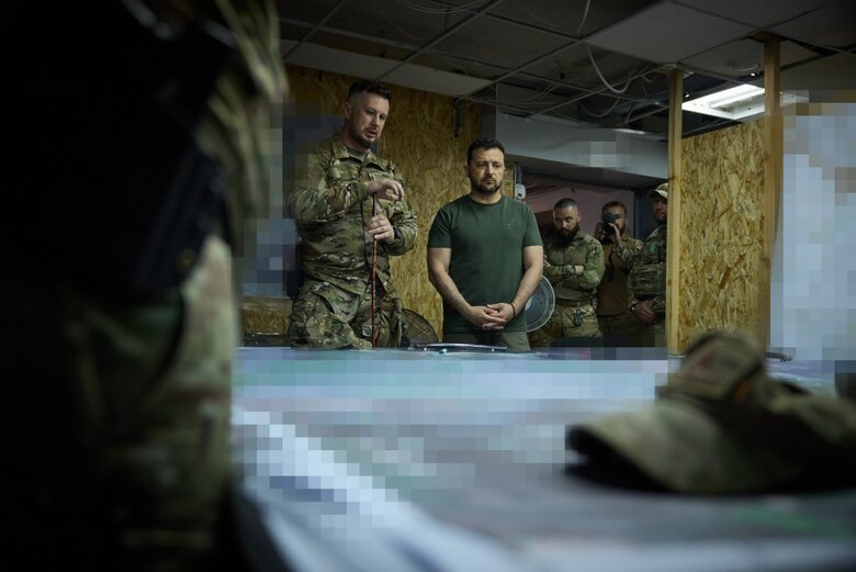 Зеленський відвідав бригади, які ведуть наступальні дії в межах ОТУ Соледар 05