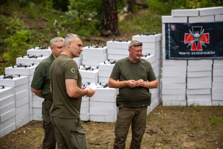 Кличко передал двум подразделениям