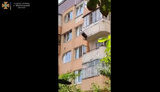 Співробітники ДСНС врятували на Тернопільщині 81-річну жінку, яка випала з балкона 5 поверху і зачепилася за мотузки для сушіння білизни. ВІДЕО