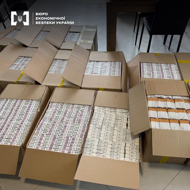 БЕБ знайшло підпільний цех з виробництва нелегальних сигарет у дитячому таборі