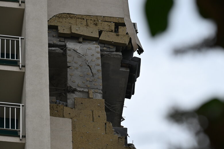 Последствия падения обломков вражеской ракеты на многоэтажку в Соломенском районе Киева 34