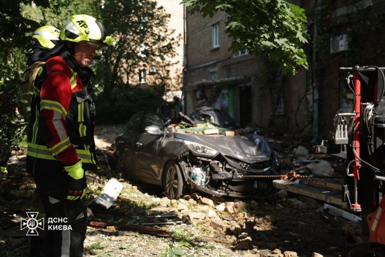 У Києві травають пошуково-рятувальні операції