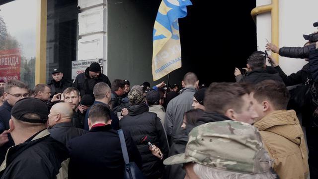 Правоохранители блокировали нардепов и активистов, которые пытались пронести палатки для митингующих под Радой 05