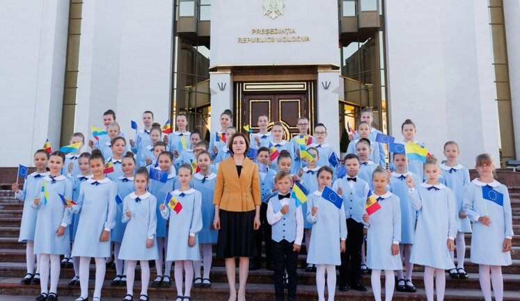 Президент Молдовы Санду поздравила украинцев с праздником: Независимость - это когда граждане могут сами решать свое будущее. ВИДЕО+ФОТОрепортаж