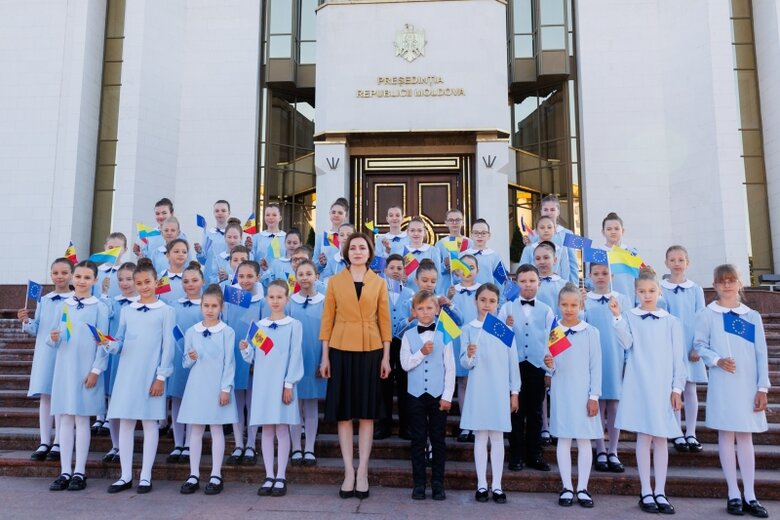 Президент Молдовы Санду поздравила украинцев с праздником: Независимость - это когда граждане могут сами решать свое будущее 01