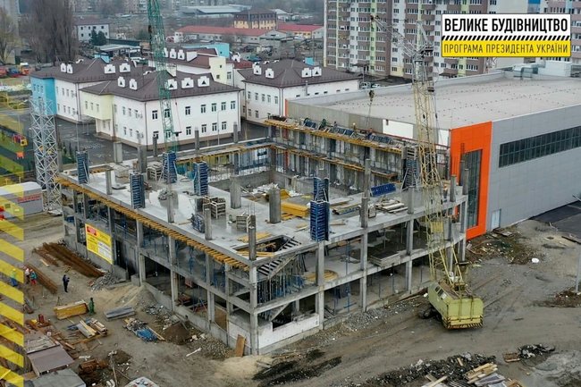 В поселке на Днепропетровщине строят новый трехэтажный бассейн 03