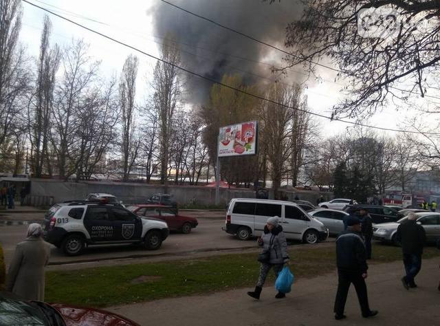 На одеському ринку виникла велика пожежа 02
