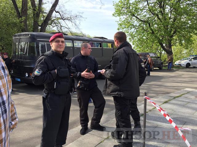 Люди, назвавшие себя Правым сектором и Свободой, остановили работы по раскраске арки Дружбы народов в центре Киева 02 Люди, назвавшие себя Правым сектором и Свободой, остановили работы по раскраске арки Дружбы народов в центре Киева 02