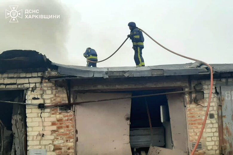РФ обстріляла Ківшарівку: Згоріли 8 гаражів та авто