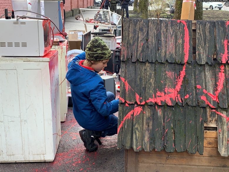 Під російське консульство у Львові принесли закривавлену техніку, килими, собачу буду й унітаз 03