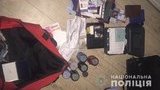 Столичні поліцейські впіймали киянина, який підробляв документи, зберігав зброю і наркотики. ФОТОрепортаж