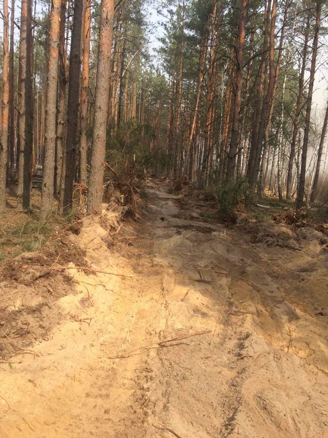 В тушении пожара в Чернобыльской зоне участвует 9 единиц специальной инженерной техники ВСУ 04