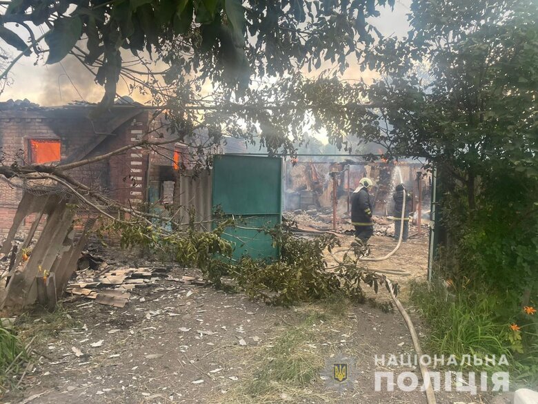 За сутки на Донетчине были разрушены дома, горели поля с пшеницей. В Бахмуте рашисты попали в спорткомплекс и стадион, - Нацполиция 11