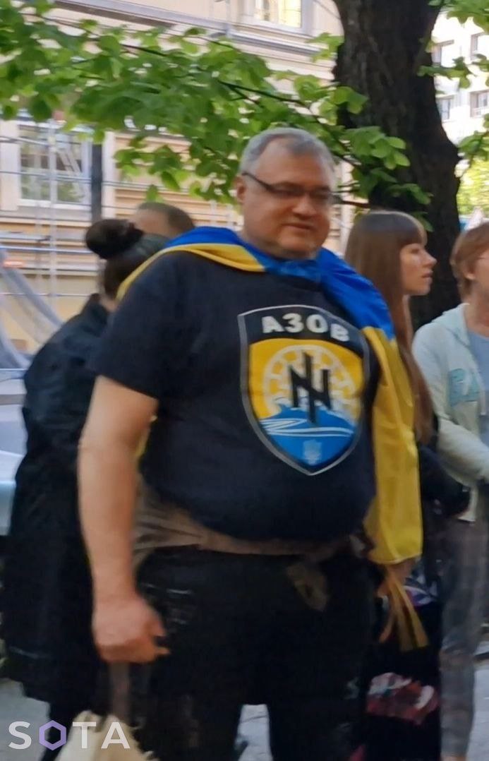 Російського письменника Шендеровича, який раніше звинуватив українців у сплесках нацизму, облили кетчупом у Литві: Це зробив політемігрант з РФ 04