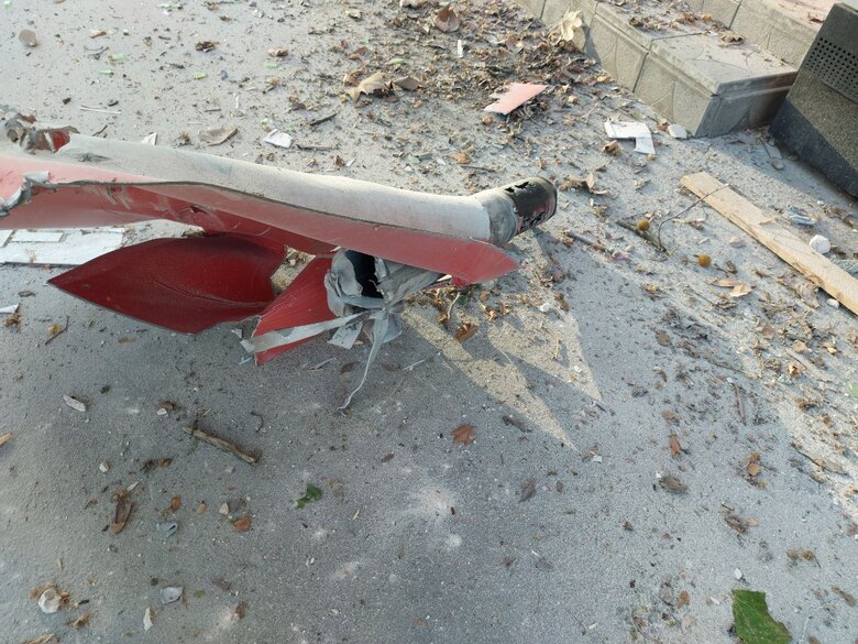 Наслідки масованого обстрілу центральної частини Херсону: 2 загиблих, 4 поранених 02