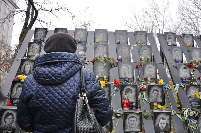 Поминальный молебен прошел на аллее Героев Небесной Сотни в Киеве 07
