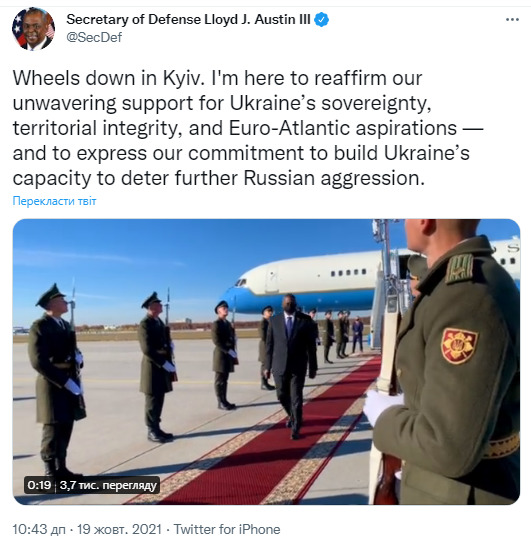 U.S. defense secretary arrives in Ukraine 01