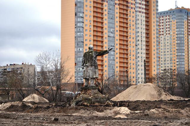 В Киеве на Оболони нашли последний недекоммунизированный памятник Ленину 01