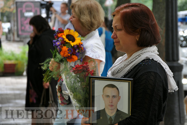 Антивандальний термінал памяті всіх загиблих у війні з РФ відкрили в Києві біля Стіни памяті 07