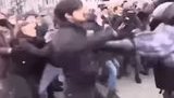 Хлопець на мітингу за Навального в РФ голими руками дає відсіч ОМОНу. ВIДЕО