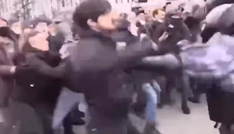 Хлопець на мітингу за Навального в РФ голими руками дає відсіч ОМОНу. ВIДЕО