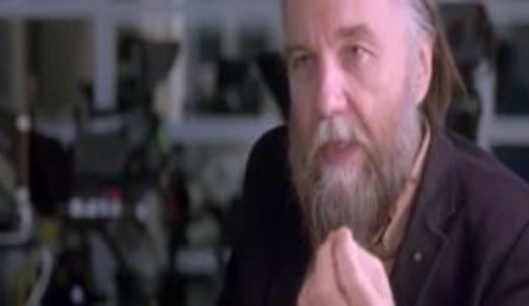 "Ви думаєте, його вбив Путін? Це абсолютно дурна розмова! Я не хотів би продовжувати. Ви - расисти", - кремлівський пропагандист Дугін перервав інтерв'ю ВВС після питання про Нємцова. ВIДЕО