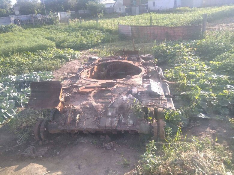 Вражеские танки приспособили на Киевщине для ландшафтного дизайна 04