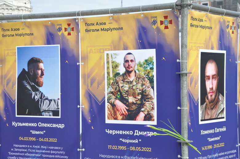 Уличная выставка Полк Азов - Ангелы Мариуполя стартовала на Софийской площади в Киеве 25