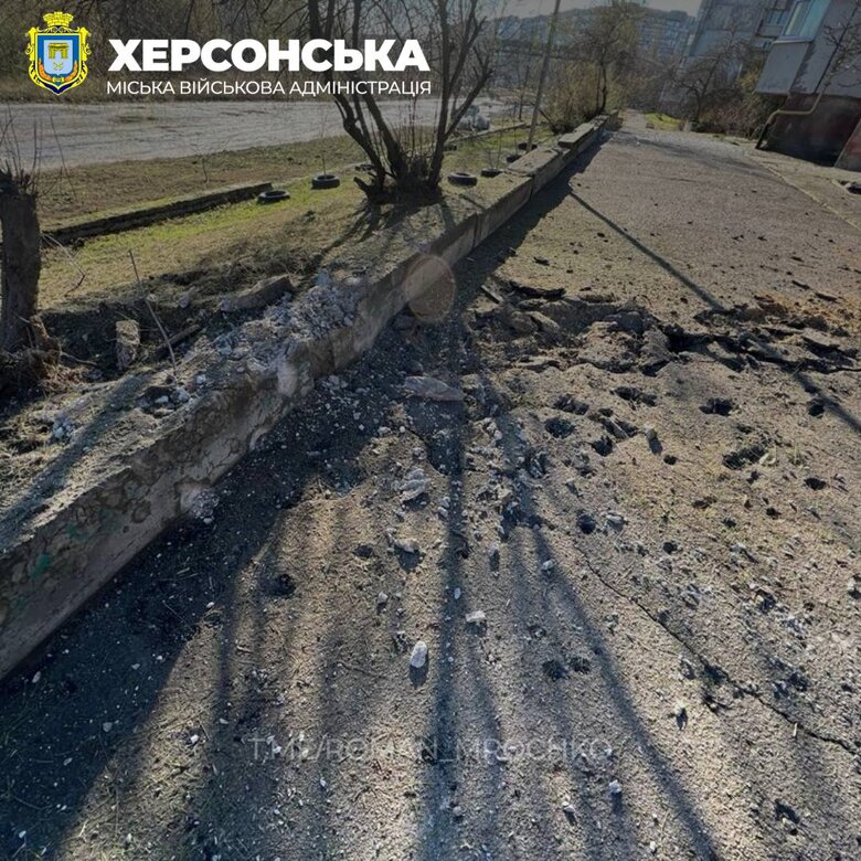 Зранку окупанти обстріляли житлові квартали Херсону 04