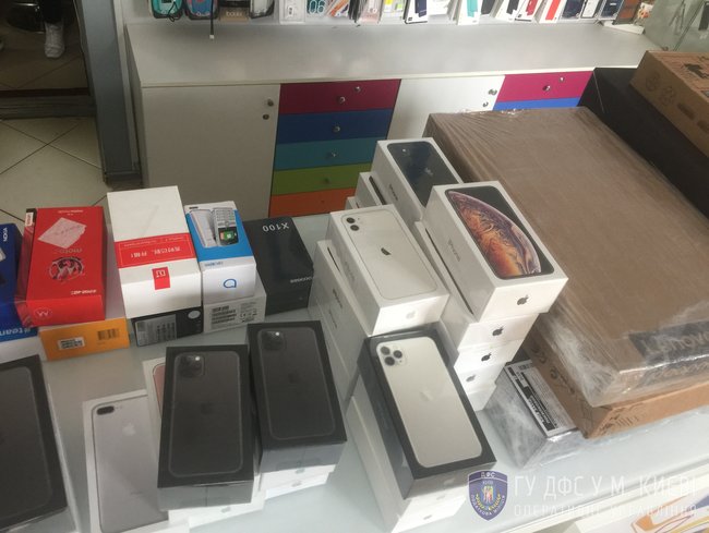В інтернет-магазині, через який реалізовували техніку невідомого походження під виглядом відомих торгових марок, вилучено ТМЦ вартістю понад 24,4 млн грн і велику суму готівки 02