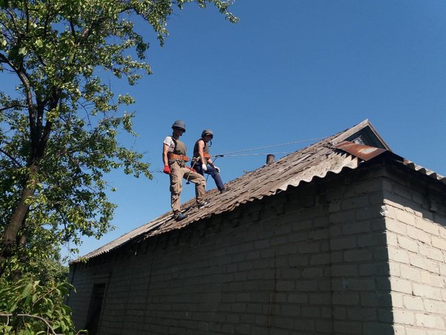 Воїни ООС допомагають жителям Авдіївки відновлювати будинки, зруйновані обстрілами найманців РФ 02