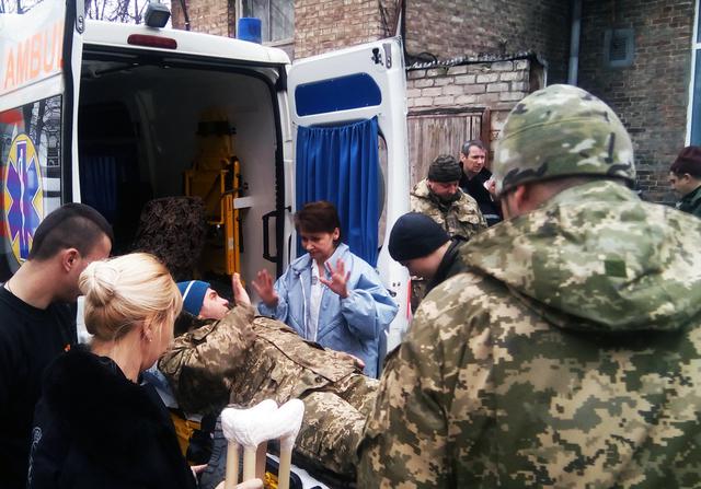 С начала обострения ситуации на Донбассе реанимационные бригады Днепровского военного госпиталя провели более 20 эвакуаций раненых бойцов, - Минобороны 01 С начала обострения ситуации на Донбассе реанимационные бригады Днепровского военного госпиталя провели более 20 эвакуаций раненых бойцов, - Минобороны 01