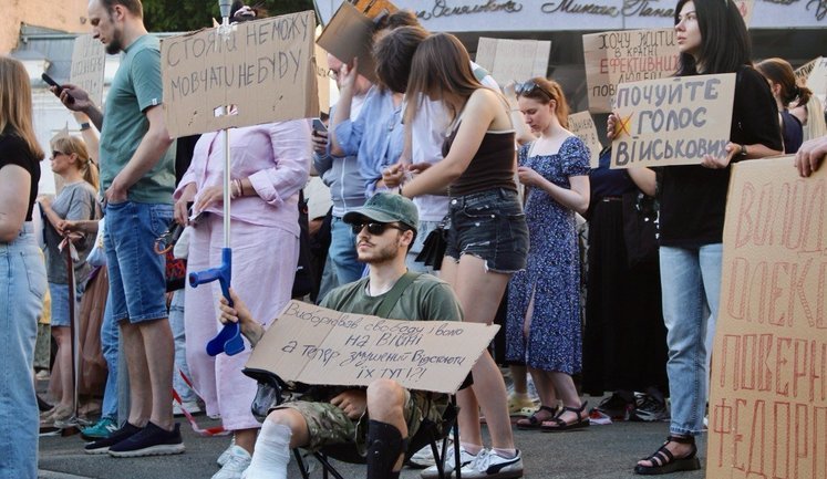 Люди в Киеве снова вышли на акцию протеста из-за отставки министра обороны Федорова. ФОТОрепортаж