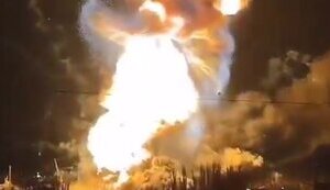 Момент детонации на БДК "Новочеркасск" в порту оккупированной Феодосии. ВИДЕО