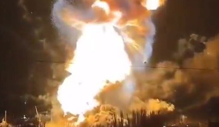 Момент детонации на БДК "Новочеркасск" в порту оккупированной Феодосии. ВИДЕО