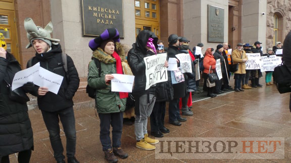 Не дадим уничтожить творение архитектора Городецкого: активисты пикетировали КГГА с требованием сохранить во время реставрации Дом актера 15