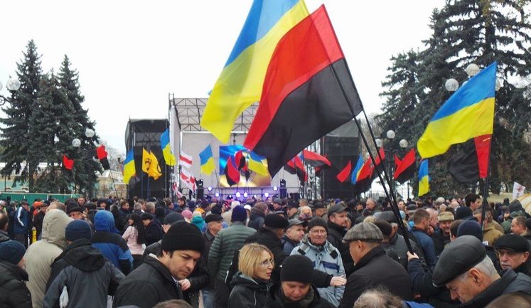 Під Радою відбувається мітинг. ФОТОрепортаж+ВІДЕО