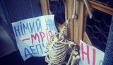 Верховную Раду украсили скелетом нардепа: "Немой народ - мечта депутата". ФОТО