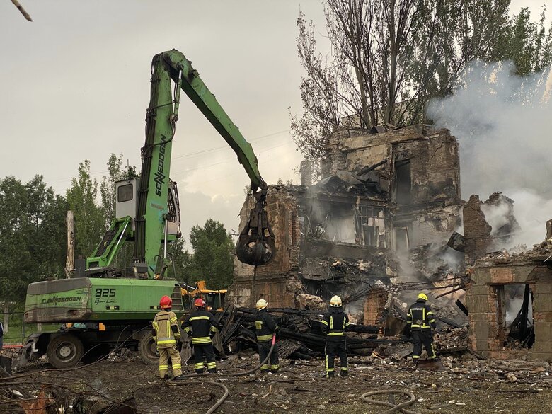 Ракетний удар по Дніпру: завершено розбір завалів медзакладу, - ДСНС 01
