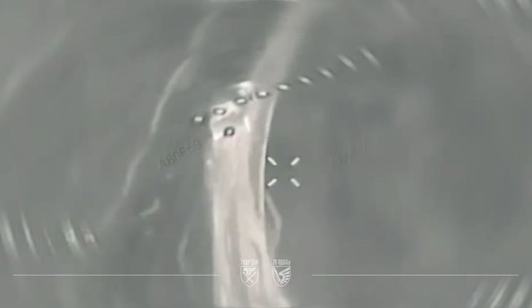 Дрони 79-ї бригади ДШВ знищили автівку з 5 окупантами у центрі Мирнограду. ВIДЕО